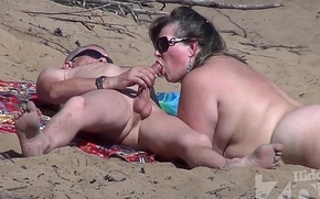 Oral-service on high a nudist seashore