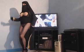 musulmane voilé_e danse les seins nus