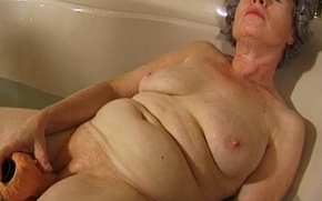 Granny masturbates with a vibrator in bathtub